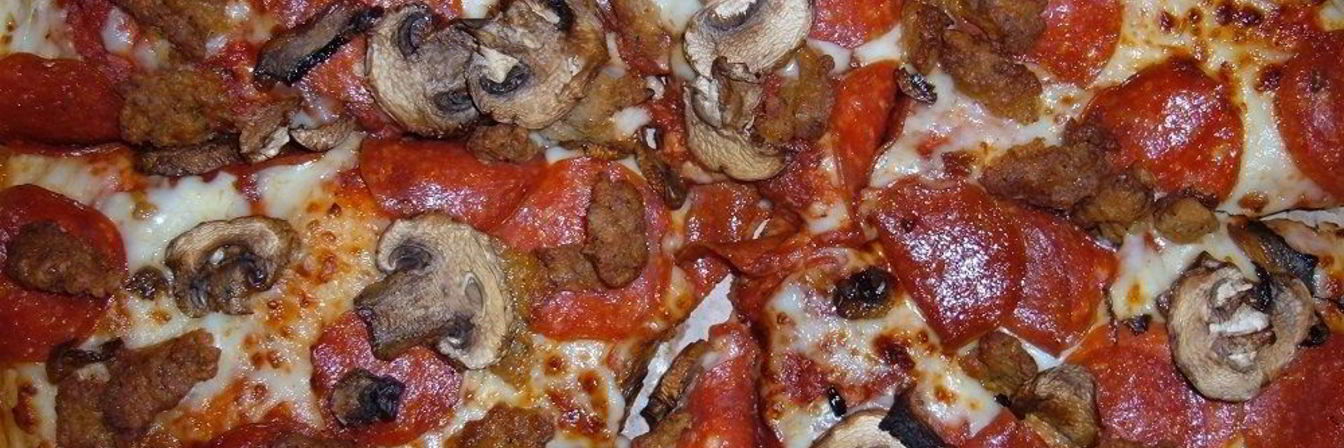 Пицца с колбасой и грибами