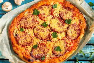 Пицца с колбасой и шампиньонами