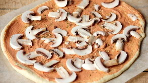 ШАГ 6. пицца с колбасой и шампиньонами