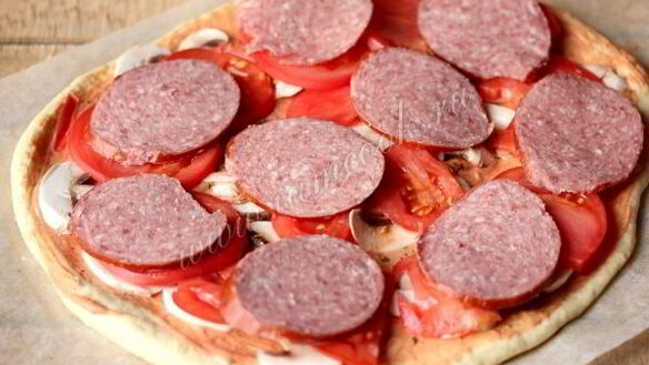 ШАГ 8. пицца с колбасой и шампиньонами