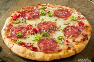 Пицца с колбасой помидорами и сыром