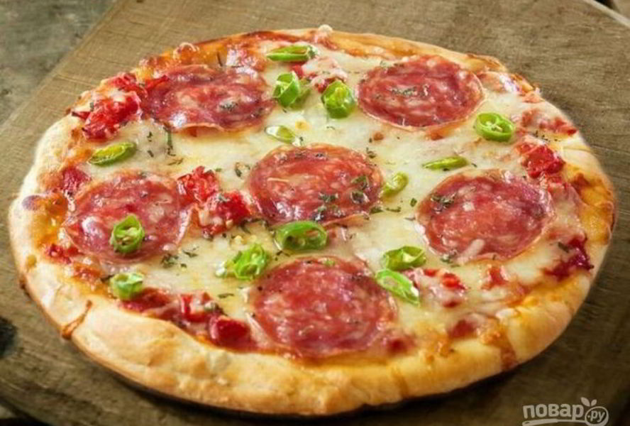 Пицца с колбасой помидорами и сыром
