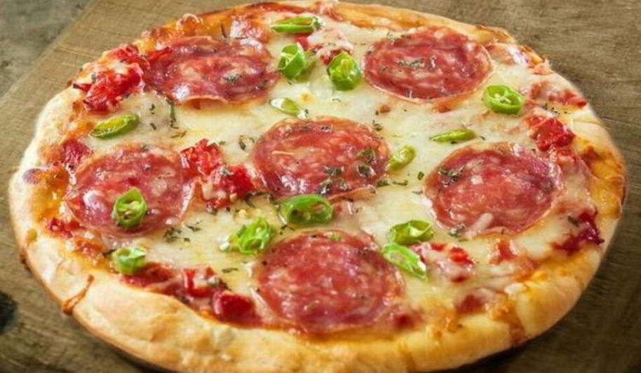 Рецепт пицца с колбасой помидорами и сыром