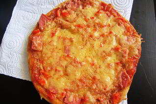 Пицца с колбасой