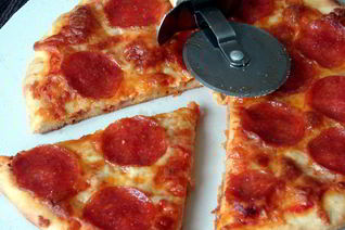 Пицца с копченой колбаской