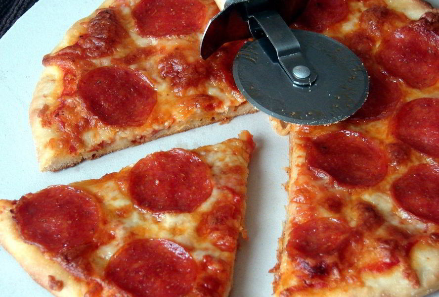 Пицца с копченой колбаской