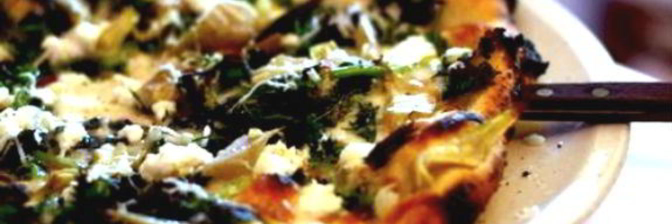 Пицца с крапивой и чесночным кремом