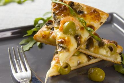 Пицца с креветками и рукколой