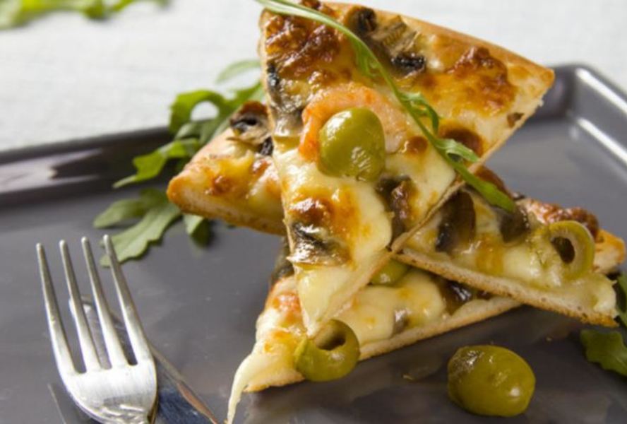 Пицца с креветками и рукколой