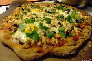 Пицца с курицей и яйцом