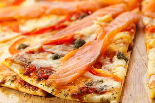 Пицца с лососем и овощами