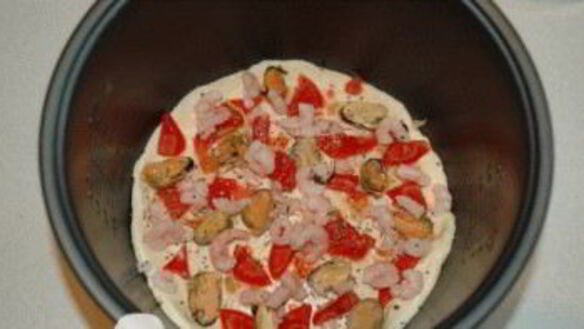 ШАГ 4. пицца с морепродуктами в мультиварке