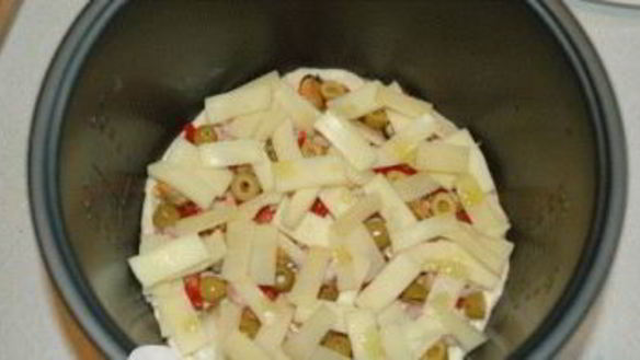 ШАГ 5. пицца с морепродуктами в мультиварке