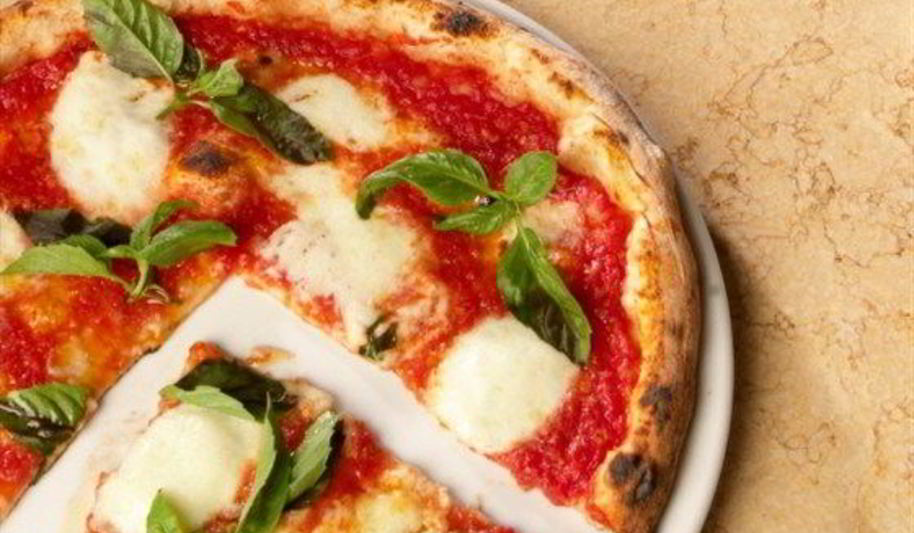 Рецепт пицца с острым сыром и листьями салата