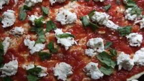 ШАГ 7. пицца с помидорами и базиликом