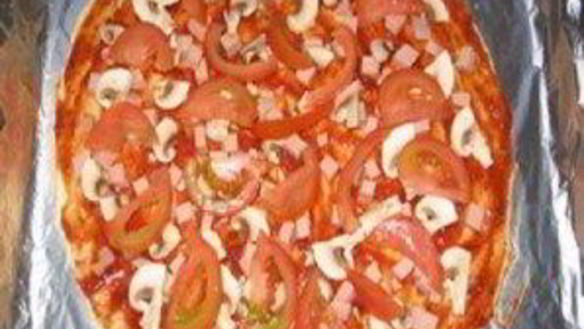 ШАГ 2. пицца с помидорами и колбасой