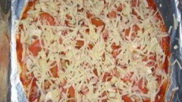 ШАГ 3. пицца с помидорами и колбасой