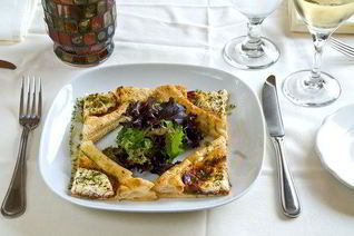 Пицца с рукколой, козьим сыром и грецкими орехами