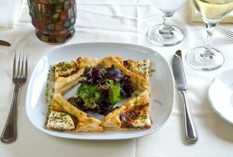 Пицца с рукколой, козьим сыром и грецкими орехами