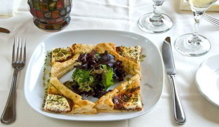 Рецепт пицца с рукколой, козьим сыром и грецкими орехами