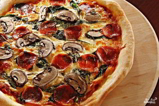 Пицца с салями и грибами