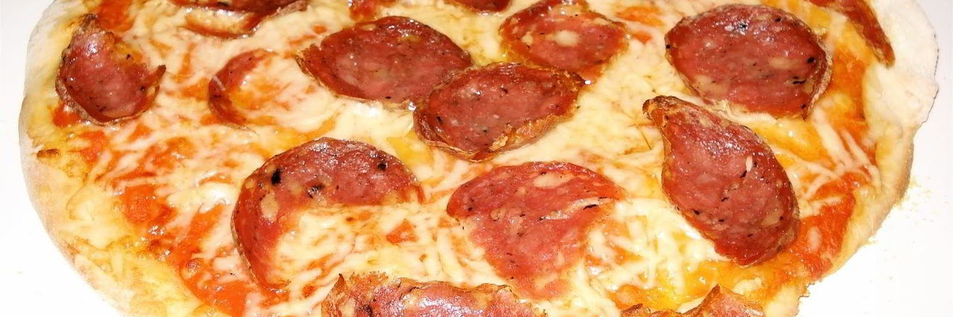 Пицца с салями и помидорами