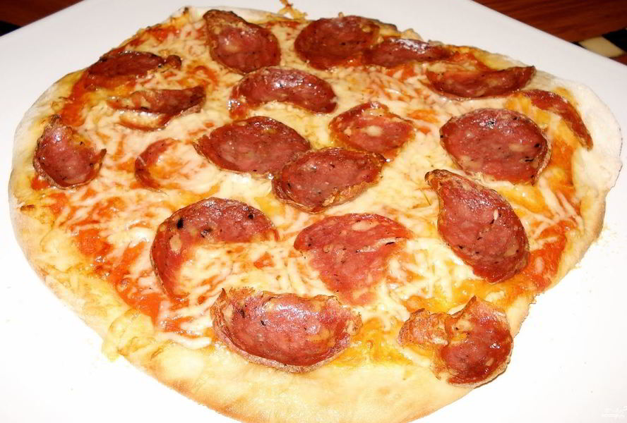 Пицца с салями и помидорами