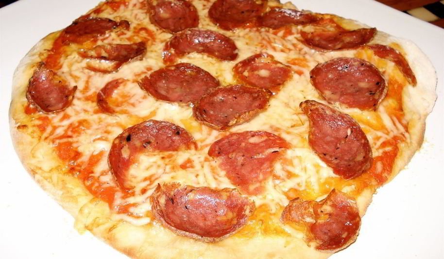 Рецепт пицца с салями и помидорами