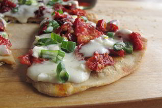 Пицца с солеными помидорами