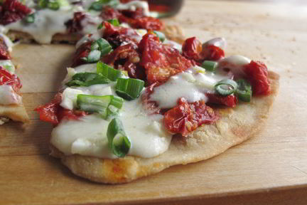 Пицца с солеными помидорами