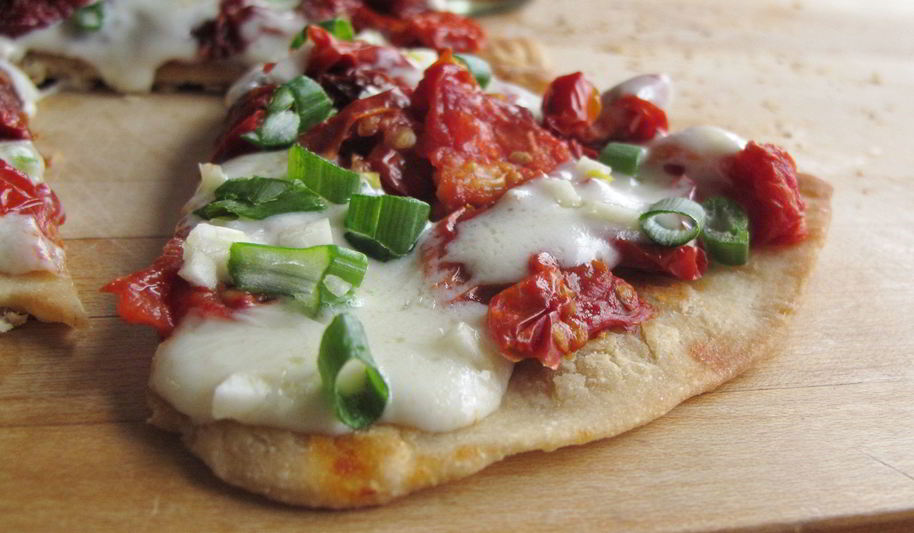 Рецепт пицца с солеными помидорами