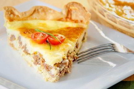 Пицца с творогом и помидорами