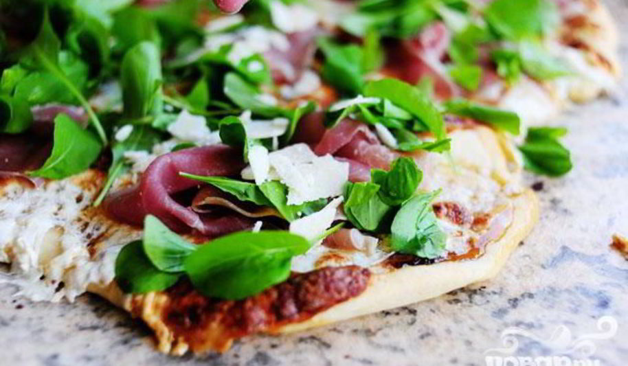 Рецепт пицца с ветчиной и аругулой