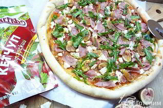 Пицца с ветчиной, инжиром и козьим сыром