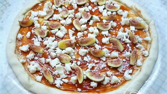 ШАГ 12. пицца с ветчиной, инжиром и козьим сыром