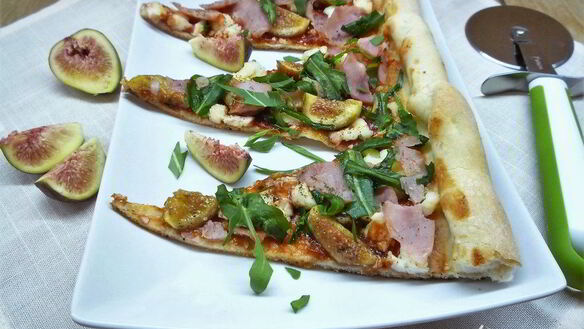 ШАГ 16. пицца с ветчиной, инжиром и козьим сыром