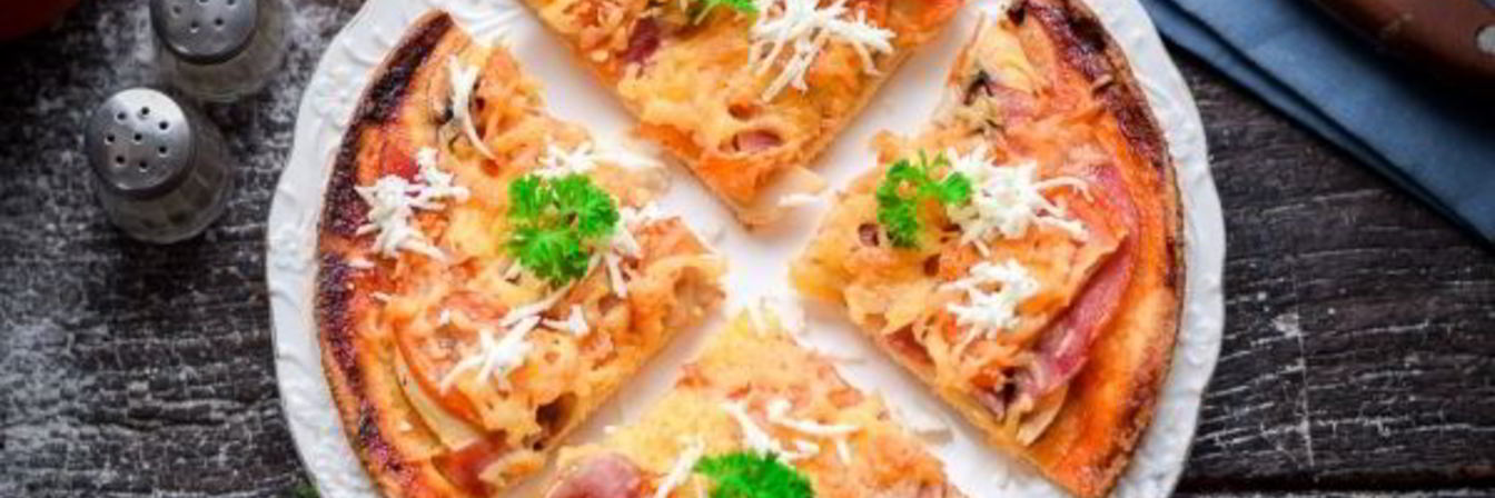 Пицца с ветчиной, сыром и помидорами