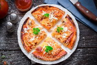 Пицца с ветчиной, сыром и помидорами