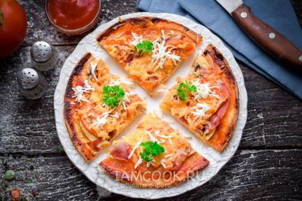 Пицца с ветчиной, сыром и помидорами