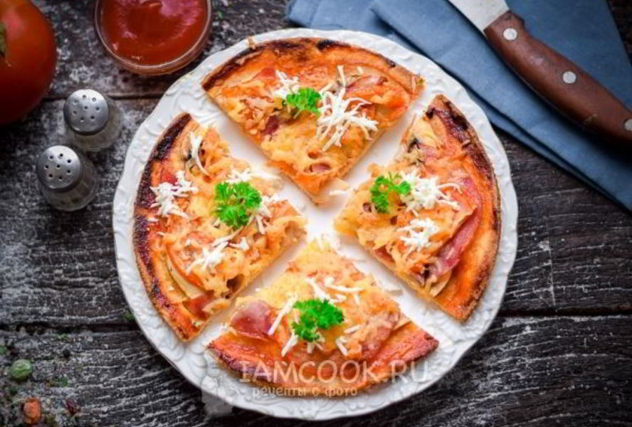 Пицца с ветчиной, сыром и помидорами