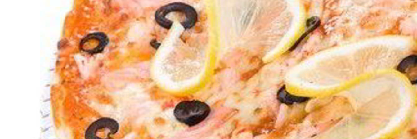 Пицца с жареной рыбой и красной икрой