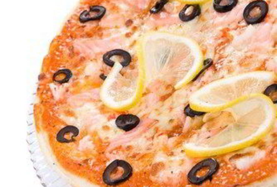 Пицца с жареной рыбой и красной икрой