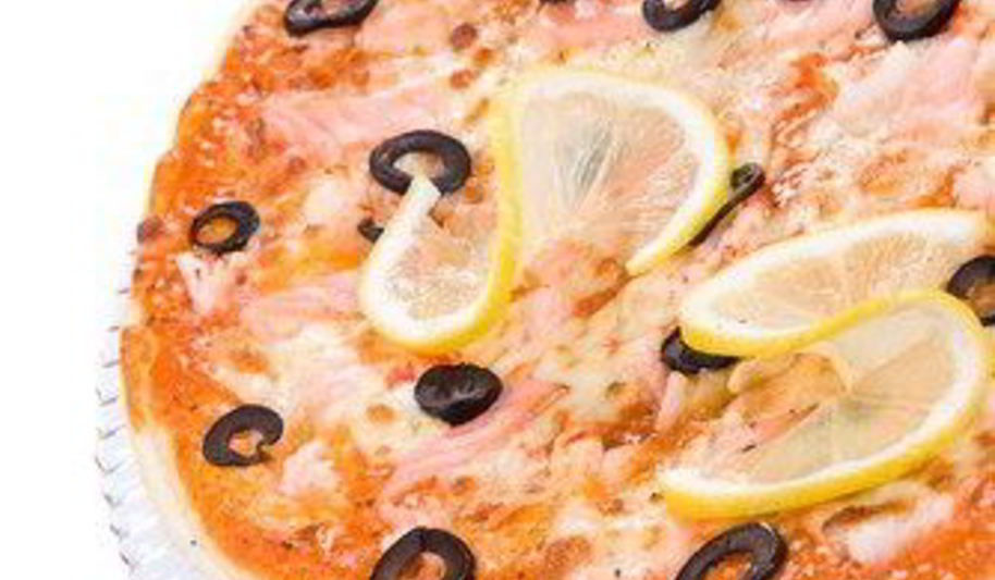 Рецепт пицца с жареной рыбой и красной икрой