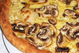 Пицца со свежими грибами