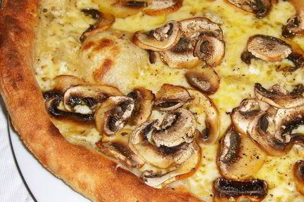 Пицца со свежими грибами
