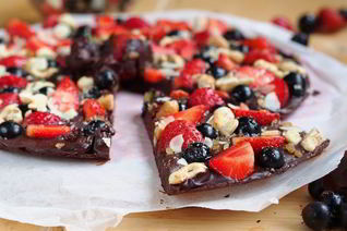 Шоколадная пицца с ягодами