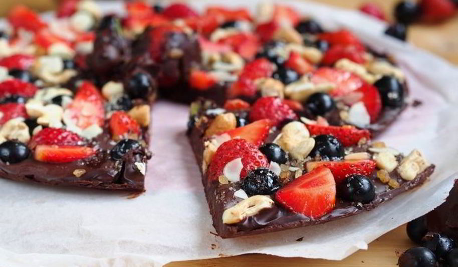 Рецепт шоколадная пицца с ягодами