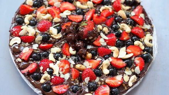 ШАГ 6. шоколадная пицца с ягодами