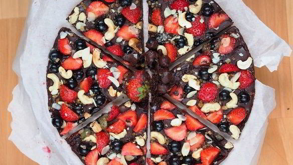 ШАГ 7. шоколадная пицца с ягодами