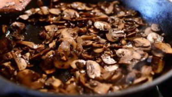 ШАГ 2. слоеная пицца с грибами